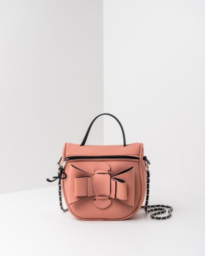 La foto ritrae una borsa modello bauletto della linea Chérie di APbag. Si tratta di una borsa lavabile effetto neoprene, disegnata da Stefano Galandrini, prodotta e distribuita da Artpelle.it La borsa è di colore rosa pig.