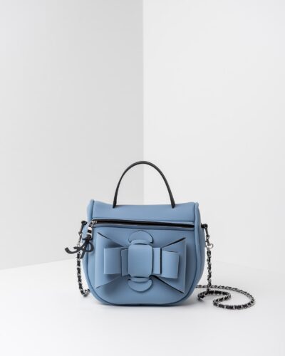 La foto ritrae una borsa modello bauletto della linea Chérie di APbag. Si tratta di una borsa lavabile effetto neoprene, disegnata da Stefano Galandrini, prodotta e distribuita da Artpelle.it La borsa è di colore carta da zucchero.