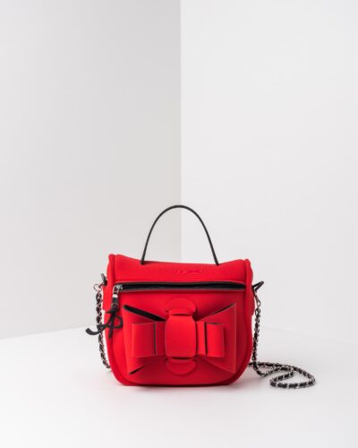 La foto ritrae una borsa modello bauletto della linea Chérie di APbag. Si tratta di una borsa lavabile effetto neoprene, disegnata da Stefano Galandrini, prodotta e distribuita da Artpelle.it La borsa è di colore rosso.