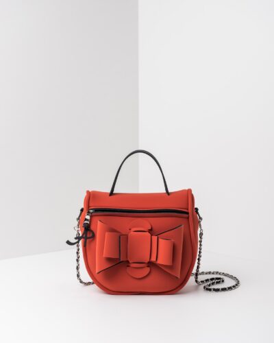 La foto ritrae una borsa modello bauletto della linea Chérie di APbag. Si tratta di una borsa lavabile effetto neoprene, disegnata da Stefano Galandrini, prodotta e distribuita da Artpelle.it La borsa è di colore cotto.