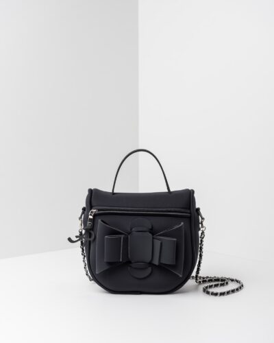 La foto ritrae una borsa modello bauletto della linea Chérie di APbag. Si tratta di una borsa lavabile effetto neoprene, disegnata da Stefano Galandrini, prodotta e distribuita da Artpelle.it La borsa è di colore nero.