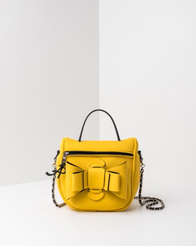 La foto ritrae una borsa modello bauletto della linea Chérie di APbag. Si tratta di una borsa lavabile effetto neoprene, disegnata da Stefano Galandrini, prodotta e distribuita da Artpelle.it La borsa è di colore giallo.