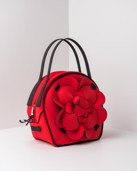 APbag chapelier Dalì borsa lavabile effetto neoprene fianco Ap87e-min rosso La foto ritrae una borsa modello chapelier della linea Dalì di APbag. Si tratta di una borsa lavabile effetto neoprene, disegnata da Stefano Galandrini, prodotta e distribuita da Artpelle.it La borsa è di colore rosso.