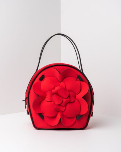 La foto ritrae una borsa modello chapelier della linea Dalì di APbag. Si tratta di una borsa lavabile effetto neoprene, disegnata da Stefano Galandrini, prodotta e distribuita da Artpelle.it La borsa è di colore rosso.