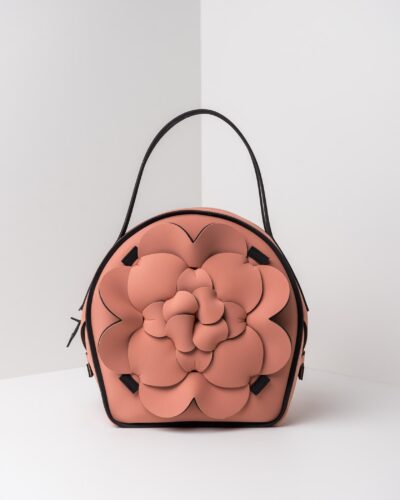 La foto ritrae una borsa modello chapelier della linea Dalì di APbag. Si tratta di una borsa lavabile effetto neoprene, disegnata da Stefano Galandrini, prodotta e distribuita da Artpelle.it La borsa è di colore rosa pig.