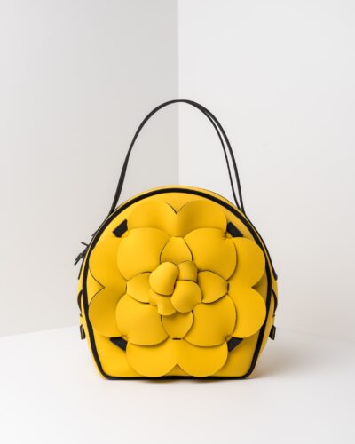 La foto ritrae una borsa modello chapelier della linea Dalì di APbag. Si tratta di una borsa lavabile effetto neoprene, disegnata da Stefano Galandrini, prodotta e distribuita da Artpelle.it La borsa è di colore giallo.