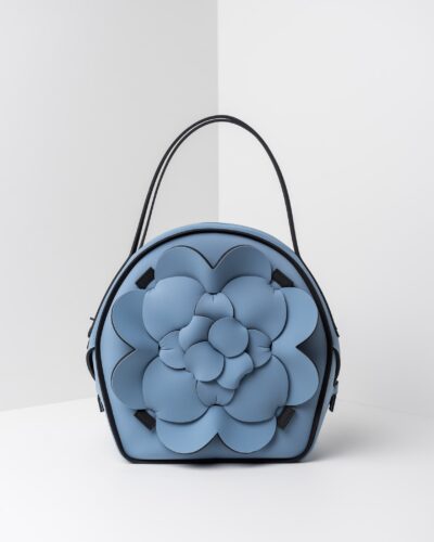 La foto ritrae una borsa modello chapelier della linea Dalì di APbag. Si tratta di una borsa lavabile effetto neoprene, disegnata da Stefano Galandrini, prodotta e distribuita da Artpelle.it La borsa è di colore carta da zucchero.
