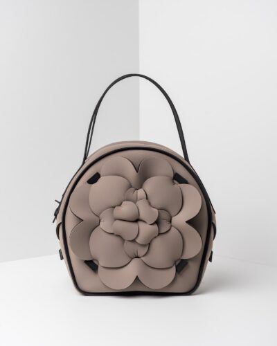 La foto ritrae una borsa modello chapelier della linea Dalì di APbag. Si tratta di una borsa lavabile effetto neoprene, disegnata da Stefano Galandrini, prodotta e distribuita da Artpelle.it La borsa è di colore taupe.