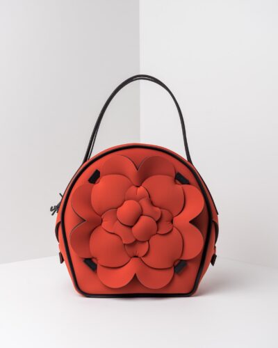 La foto ritrae una borsa modello chapelier della linea Dalì di APbag. Si tratta di una borsa lavabile effetto neoprene, disegnata da Stefano Galandrini, prodotta e distribuita da Artpelle.it La borsa è di colore cotto.