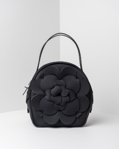 La foto ritrae una borsa modello chapelier della linea Dalì di APbag. Si tratta di una borsa lavabile effetto neoprene, disegnata da Stefano Galandrini, prodotta e distribuita da Artpelle.it La borsa è di colore nero.