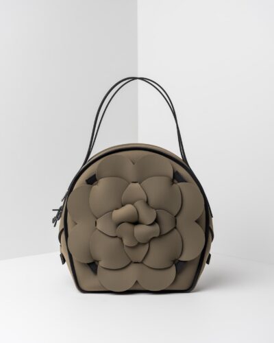 La foto ritrae una borsa modello chapelier della linea Dalì di APbag. Si tratta di una borsa lavabile effetto neoprene, disegnata da Stefano Galandrini, prodotta e distribuita da Artpelle.it La borsa è di colore verde militare.