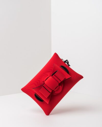 La foto ritrae una borsa modello pochette della linea Chérie di APbag. Si tratta di una borsa lavabile effetto neoprene, disegnata da Stefano Galandrini, prodotta e distribuita da Artpelle.it La borsa è di colore rosso.