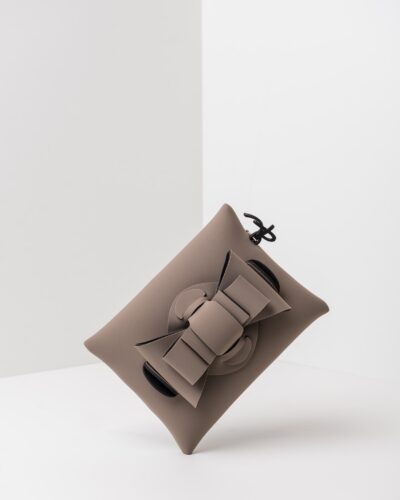 La foto ritrae una borsa modello pochette della linea Chérie di APbag. Si tratta di una borsa lavabile effetto neoprene, disegnata da Stefano Galandrini, prodotta e distribuita da Artpelle.it La borsa è di colore taupe.