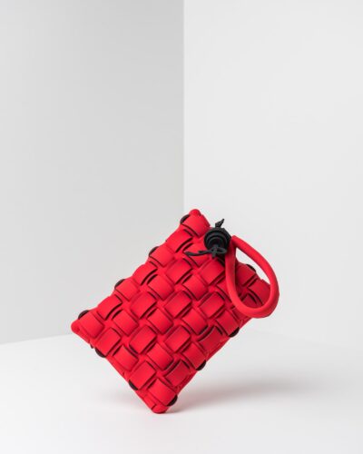 La foto ritrae una borsa modello pochette della linea Madison di APbag. Si tratta di una borsa lavabile effetto neoprene con lavorazione a trama intrecciata, disegnata da Stefano Galandrini, prodotta e distribuita da Artpelle.it La borsa è di colore rosso.
