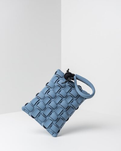 La foto ritrae una borsa modello pochette della linea Madison di APbag. Si tratta di una borsa lavabile effetto neoprene con lavorazione a trama intrecciata, disegnata da Stefano Galandrini, prodotta e distribuita da Artpelle.it La borsa è di colore carta da zucchero.