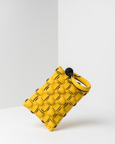 La foto ritrae una borsa modello pochette della linea Madison di APbag. Si tratta di una borsa lavabile effetto neoprene con lavorazione a trama intrecciata, disegnata da Stefano Galandrini, prodotta e distribuita da Artpelle.it La borsa è di colore giallo.