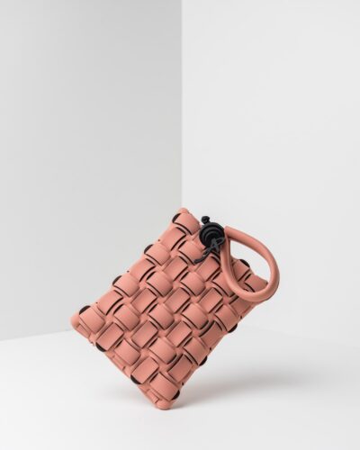 La foto ritrae una borsa modello pochette della linea Madison di APbag. Si tratta di una borsa lavabile effetto neoprene con lavorazione a trama intrecciata, disegnata da Stefano Galandrini, prodotta e distribuita da Artpelle.it La borsa è di colore rosa pig.