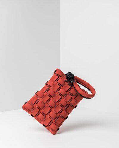 La foto ritrae una borsa modello pochette della linea Madison di APbag. Si tratta di una borsa lavabile effetto neoprene con lavorazione a trama intrecciata, disegnata da Stefano Galandrini, prodotta e distribuita da Artpelle.it La borsa è di colore cotto.