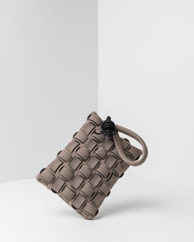 La foto ritrae una borsa modello pochette della linea Madison di APbag. Si tratta di una borsa lavabile effetto neoprene con lavorazione a trama intrecciata, disegnata da Stefano Galandrini, prodotta e distribuita da Artpelle.it La borsa è di colore taupe.