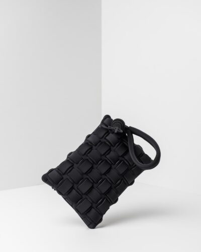 La foto ritrae una borsa modello pochette della linea Madison di APbag. Si tratta di una borsa lavabile effetto neoprene con lavorazione a trama intrecciata, disegnata da Stefano Galandrini, prodotta e distribuita da Artpelle.it La borsa è di colore nero.