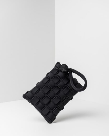 La foto ritrae una borsa modello pochette della linea Madison di APbag. Si tratta di una borsa lavabile effetto neoprene con lavorazione a trama intrecciata, disegnata da Stefano Galandrini, prodotta e distribuita da Artpelle.it La borsa è di colore nero.