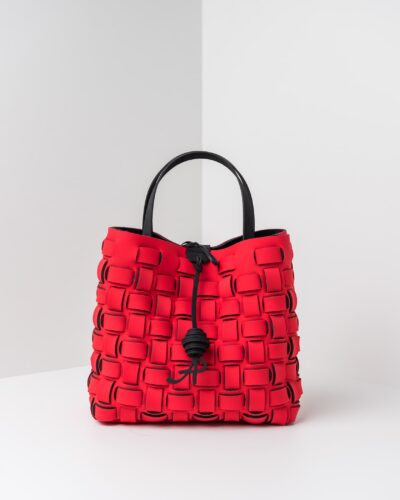 La foto ritrae una borsa modello shopping della linea Madison di APbag. Si tratta di una borsa lavabile effetto neoprene con lavorazione a trama intrecciata, disegnata da Stefano Galandrini, prodotta e distribuita da Artpelle.it La borsa è di colore rosso.