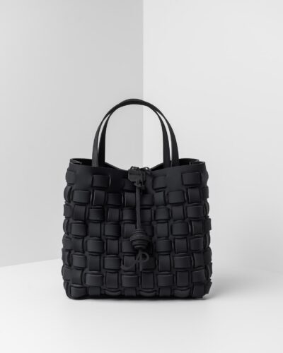La foto ritrae una borsa modello shopping della linea Madison di APbag. Si tratta di una borsa lavabile effetto neoprene con lavorazione a trama intrecciata, disegnata da Stefano Galandrini, prodotta e distribuita da Artpelle.it La borsa è di colore nero.