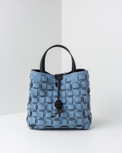 La foto ritrae una borsa modello shopping della linea Madison di APbag. Si tratta di una borsa lavabile effetto neoprene con lavorazione a trama intrecciata, disegnata da Stefano Galandrini, prodotta e distribuita da Artpelle.it La borsa è di colore carta da zucchero.