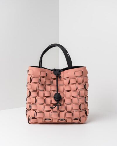 La foto ritrae una borsa modello shopping della linea Madison di APbag. Si tratta di una borsa lavabile effetto neoprene con lavorazione a trama intrecciata, disegnata da Stefano Galandrini, prodotta e distribuita da Artpelle.it La borsa è di colore rosa pig.