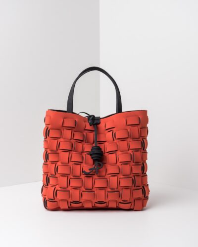 La foto ritrae una borsa modello shopping della linea Madison di APbag. Si tratta di una borsa lavabile effetto neoprene con lavorazione a trama intrecciata, disegnata da Stefano Galandrini, prodotta e distribuita da Artpelle.it La borsa è di colore cotto.