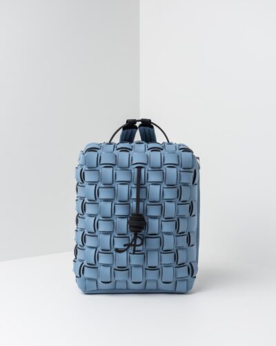 La foto ritrae uno zaino con lavorazione a trama intrecciata della linea Madison di APbag. Si tratta di una borsa lavabile effetto neoprene disegnata da Stefano Galandrini, prodotta e distribuita da Artpelle.it Lo zaino è di colore carta da zucchero.