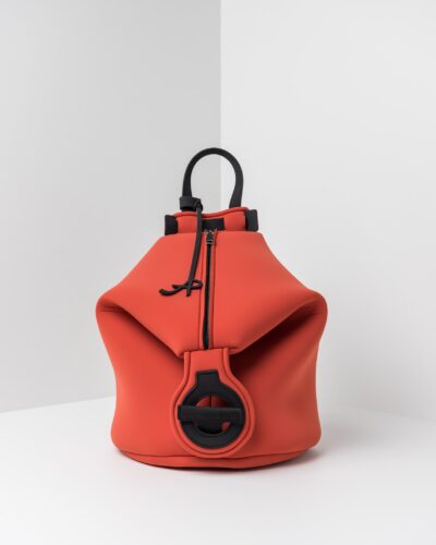 La foto ritrae uno zaino della linea Gala di APbag. Si tratta di una borsa lavabile effetto neoprene disegnata da Stefano Galandrini, prodotta e distribuita da Artpelle.it Lo zaino è di colore cotto.