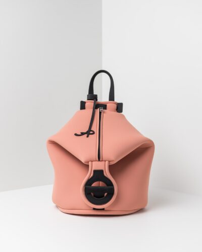 La foto ritrae uno zaino della linea Gala di APbag. Si tratta di una borsa lavabile effetto neoprene disegnata da Stefano Galandrini, prodotta e distribuita da Artpelle.it Lo zaino è di colore rosa pig.