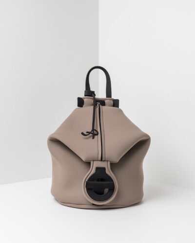 La foto ritrae uno zaino della linea Gala di APbag. Si tratta di una borsa lavabile effetto neoprene disegnata da Stefano Galandrini, prodotta e distribuita da Artpelle.it Lo zaino è di colore taupe.