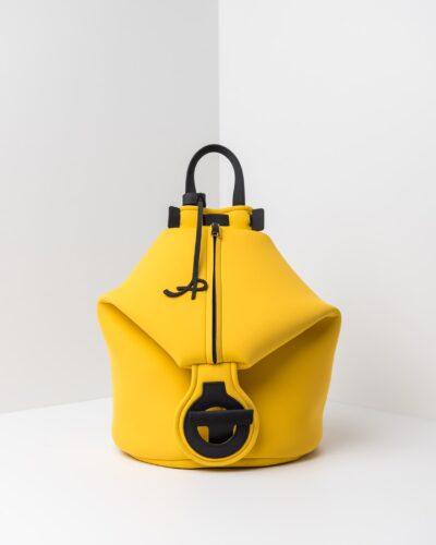 La foto ritrae uno zaino della linea Gala di APbag. Si tratta di una borsa lavabile effetto neoprene disegnata da Stefano Galandrini, prodotta e distribuita da Artpelle.it Lo zaino è di colore giallo.