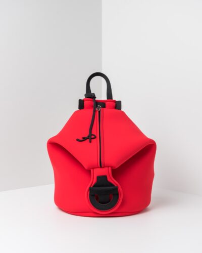 La foto ritrae uno zaino della linea Gala di APbag. Si tratta di una borsa lavabile effetto neoprene disegnata da Stefano Galandrini, prodotta e distribuita da Artpelle.it Lo zaino è di colore rosso.