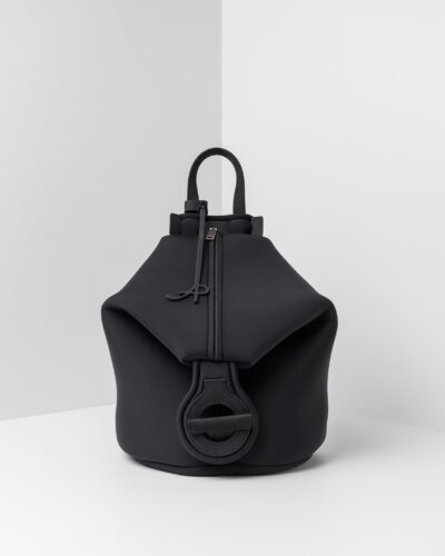 La foto ritrae uno zaino della linea Gala di APbag. Si tratta di una borsa lavabile effetto neoprene disegnata da Stefano Galandrini, prodotta e distribuita da Artpelle.it Lo zaino è di colore nero.