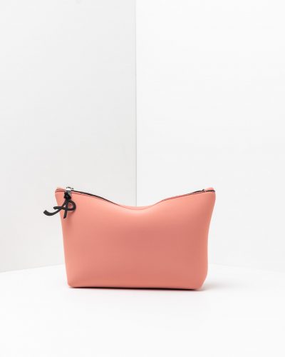 Una trousse lavabile effetto neoprene della collezione Travel di APbag, prodotta da Artpelle e disegnata dal designer Stefano Galandrini. Nella foto, il modello Trousse Travel nel colore rosa.