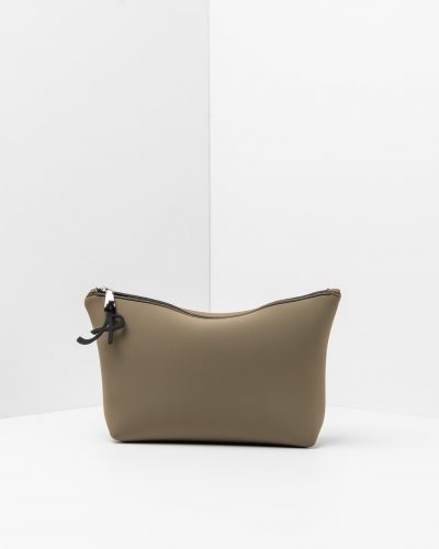Una trousse lavabile effetto neoprene della collezione Travel di APbag, prodotta da Artpelle e disegnata dal designer Stefano Galandrini. Nella foto, il modello Trousse Travel nel colore verde militare.