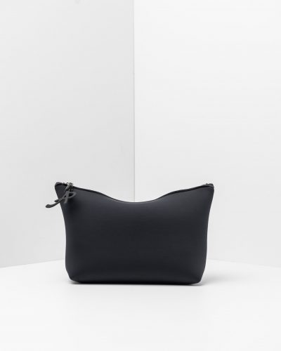 Una trousse lavabile effetto neoprene della collezione Travel di APbag, prodotta da Artpelle e disegnata dal designer Stefano Galandrini. Nella foto, il modello Trousse Travel nel colore nero.