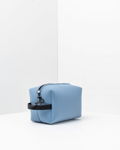 Un beauty case lavabile effetto neoprene della collezione Travel di APbag, prodotta da Artpelle e disegnata dal designer Stefano Galandrini. Nella foto, il modello Beauty nel colore