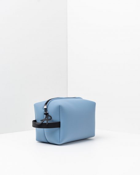 APbag Beauty Travel - borsa lavabile effetto neoprene colore carta da zucchero Un beauty case lavabile effetto neoprene della collezione Travel di APbag, prodotta da Artpelle e disegnata dal designer Stefano Galandrini. Nella foto, il modello Beauty nel colore
