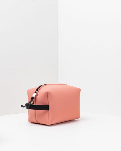 Un beauty case lavabile effetto neoprene della collezione Travel di APbag, prodotta da Artpelle e disegnata dal designer Stefano Galandrini. Nella foto, il modello Beauty nel colore rosa.