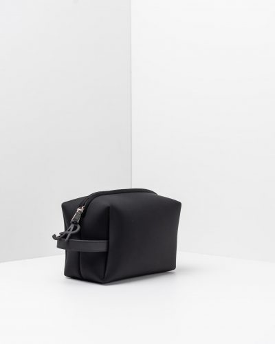 Un beauty case lavabile effetto neoprene della collezione Travel di APbag, prodotta da Artpelle e disegnata dal designer Stefano Galandrini. Nella foto, il modello Beauty nel colore nero.
