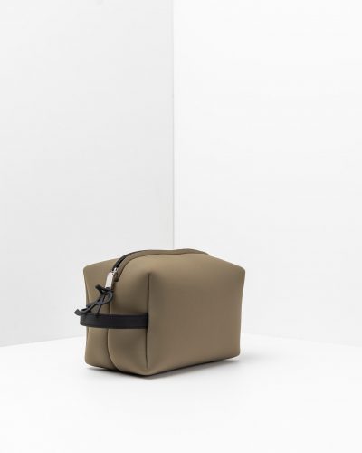 Un beauty case lavabile effetto neoprene della collezione Travel di APbag, prodotta da Artpelle e disegnata dal designer Stefano Galandrini. Nella foto, il modello Beauty nel colore verde militare.