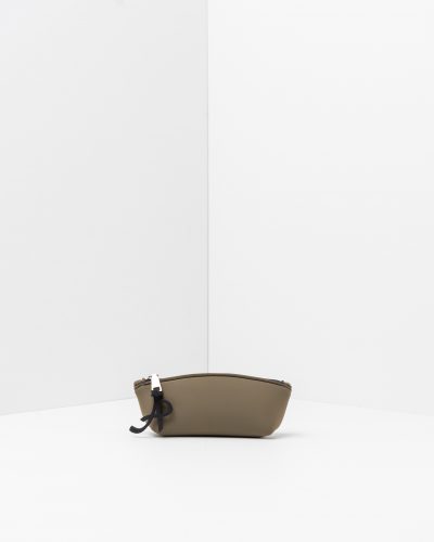 Un astuccio lavabile effetto neoprene della collezione Travel di APbag, prodotta da Artpelle e disegnata dal designer Stefano Galandrini. Nella foto, il modello Astuccio nel colore verde militare.