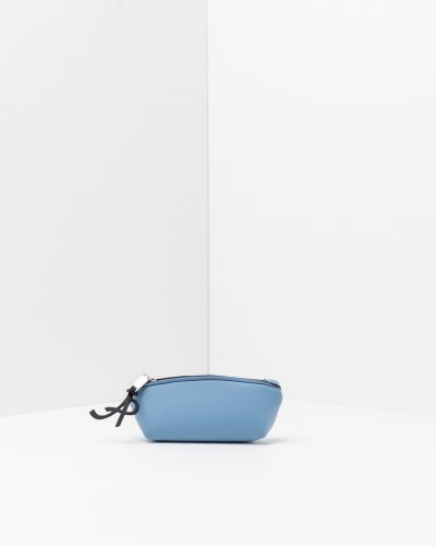 Un astuccio lavabile effetto neoprene della collezione Travel di APbag, prodotta da Artpelle e disegnata dal designer Stefano Galandrini. Nella foto, il modello Astuccio nel colore carta da zucchero.