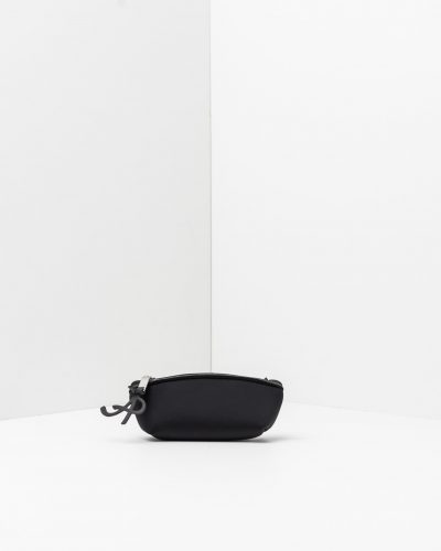 Un astuccio lavabile effetto neoprene della collezione Travel di APbag, prodotta da Artpelle e disegnata dal designer Stefano Galandrini. Nella foto, il modello Astuccio nel colore nero.