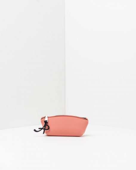 Un astuccio lavabile effetto neoprene della collezione Travel di APbag, prodotta da Artpelle e disegnata dal designer Stefano Galandrini. Nella foto, il modello Astuccio nel colore rosa.