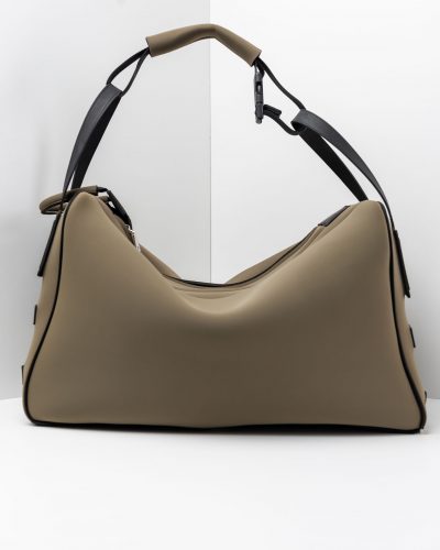 Una borsa lavabile effetto neoprene della collezione Travel di APbag, prodotta da Artpelle e disegnata dal designer Stefano Galandrini. Nella foto, il modello Travel Bag Grande nel colore verde militare